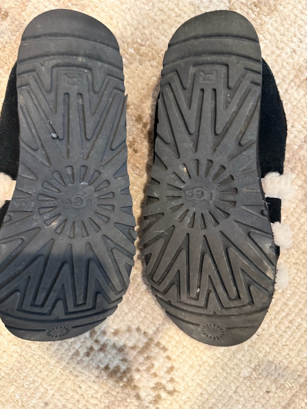 UGG 9 Black Slip-On Shearling Logo Slippers - Picture 3 of 3